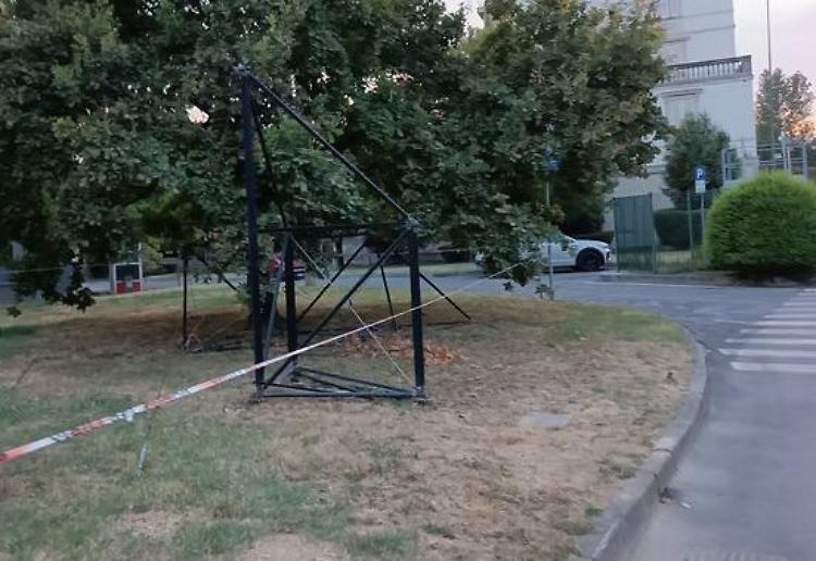 Totem del Festival Moteverdi crollato in piazza Cadorna, dopo un mese tutto tace