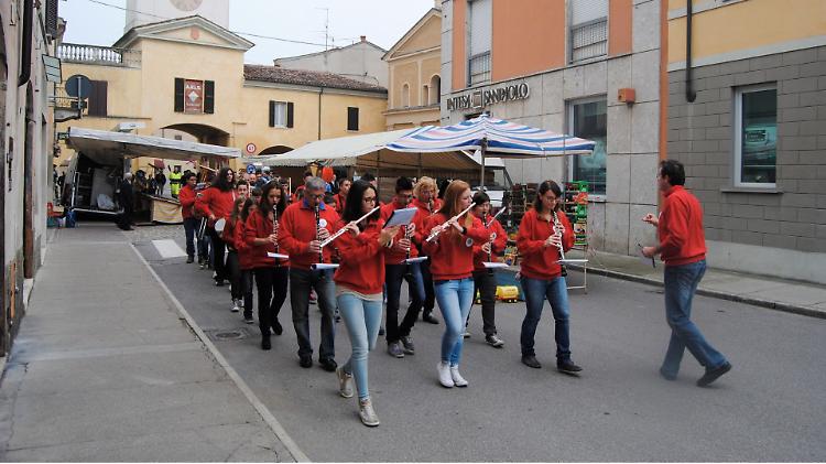 In classe nonostante il patrono, è polemica
