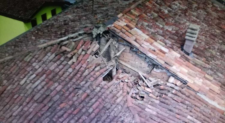 «Voragine fra le tegole. Quell’edificio collassa»