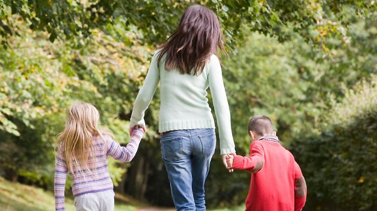 Bambini ritrovati, la madre: «Incubo finito, meraviglioso riabbracciarli»