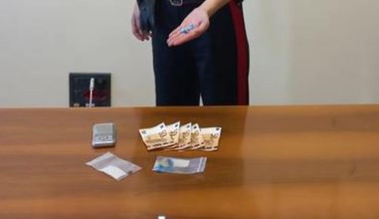 Sorpresi con la droga, tre denunciati. Sequestrati cocaina, hashish e un bilancino di precisione