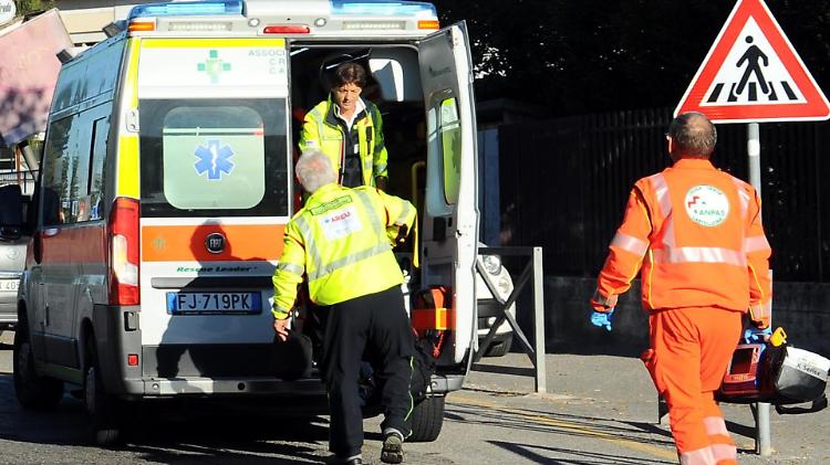 Investita da un bus mentre attraversa le strisce pedonali