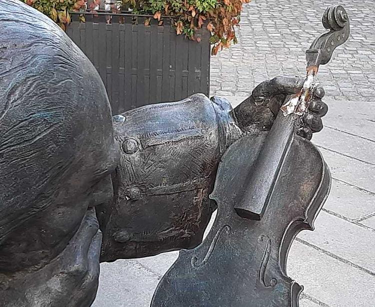Stradivari senza pace, danneggiata la statua in corso Garibaldi