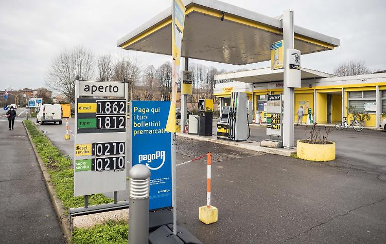 Benzinai, cambiano i cartelli con gli importi