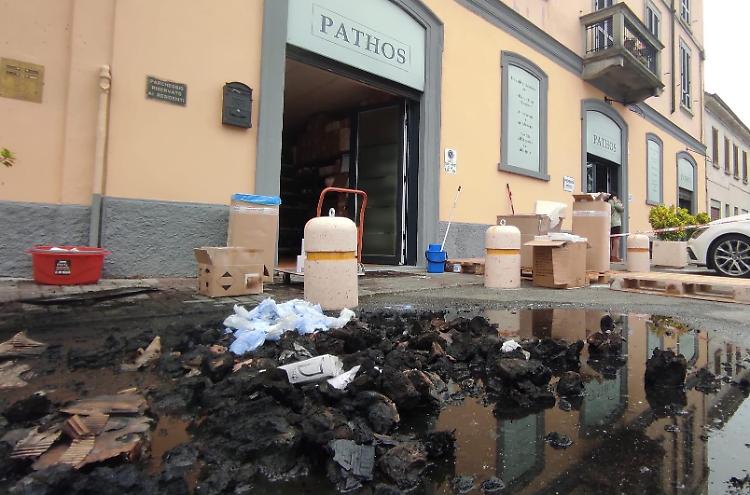 Principio d'incendio al punto vendita Pathos di via Cadorna