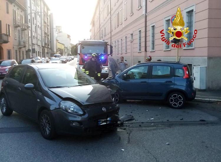 Mancata precedenza e scontro frontale tra due auto, feriti un 35enne e una 47enne