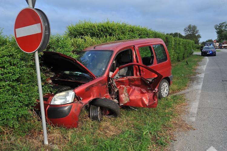 Piccolo furgonato si schianta contro un camion, grave un 56enne