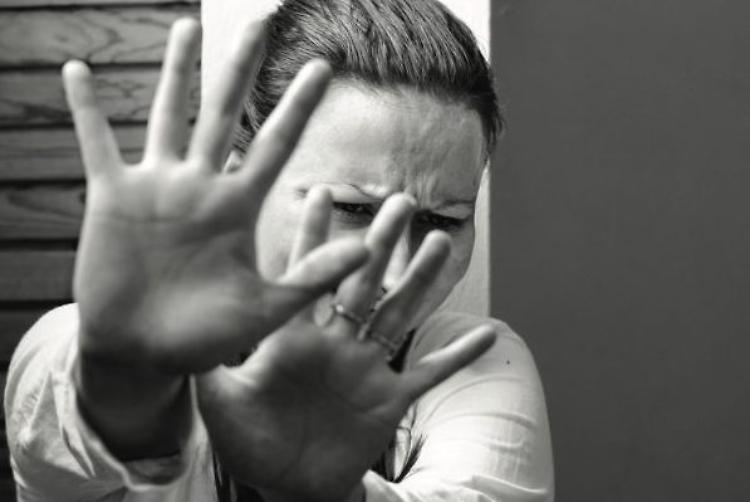 Calci, pugni, schiaffi e minacce alla compagna in presenza della figlia: denuncia e allontanamento