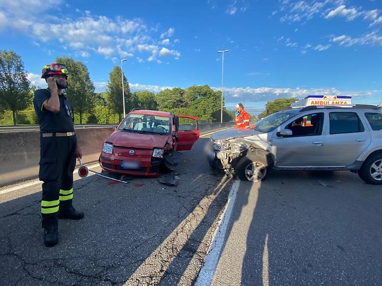 Incidente in tangenziale tra due auto: tre persone coinvolte