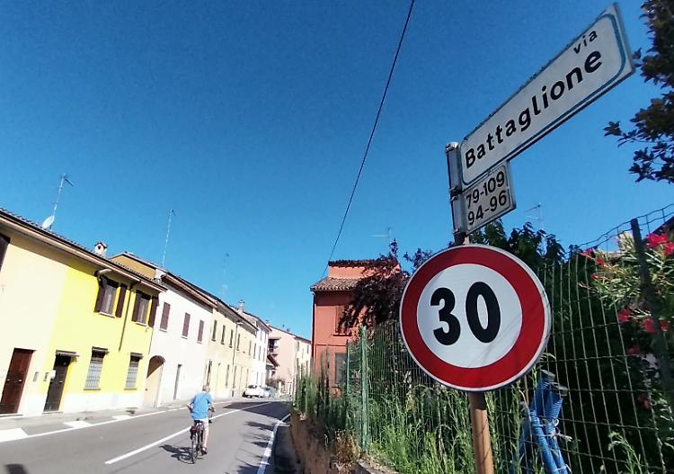 Battaglione, quartiere senza strisce pedonali