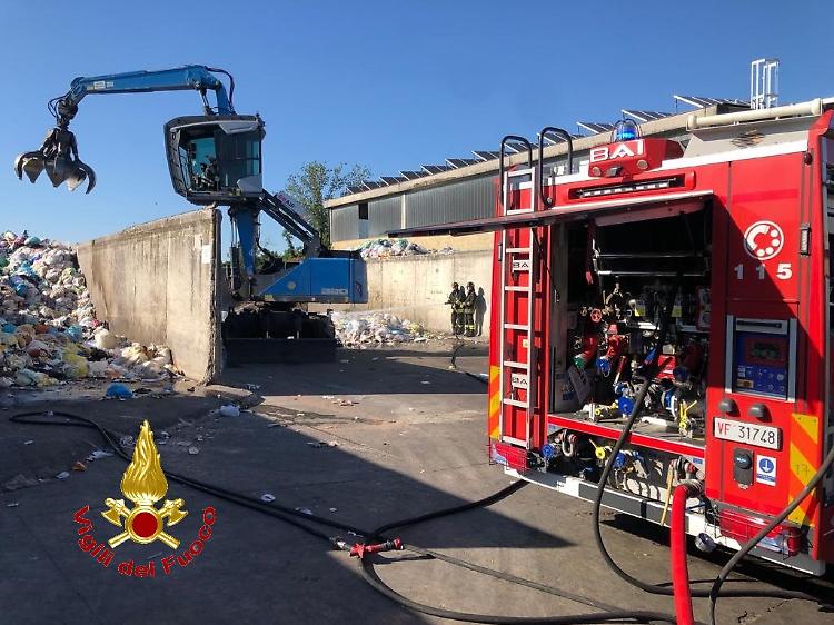 Incendio alla piattaforma ecologica: 