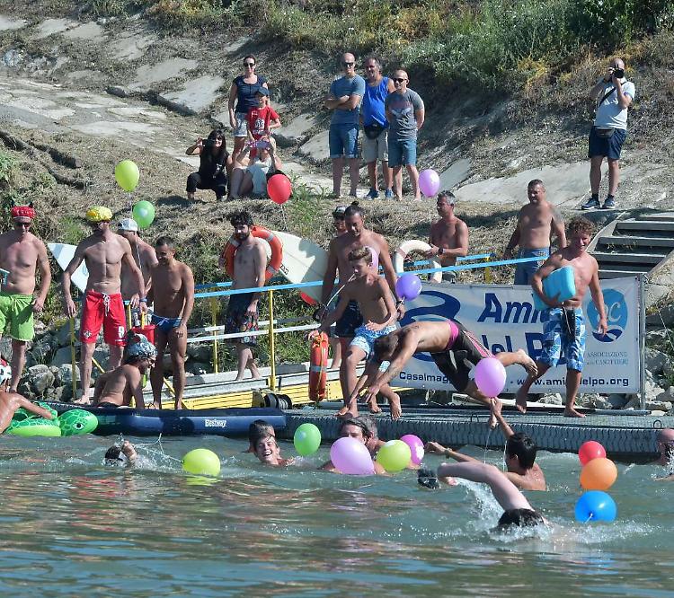 Ferragosto, torna il saggio natatorio sul Po