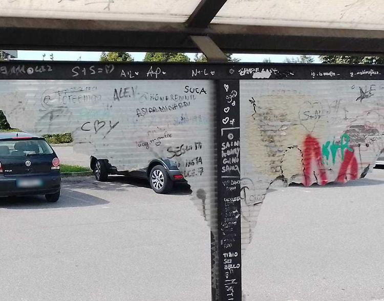 Vandalizzata la pensilina della fermata del CremonaPo