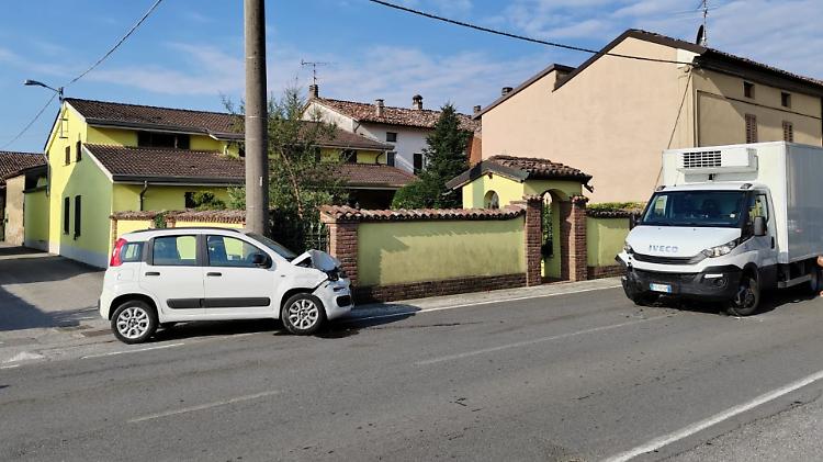 Scontro auto-furgone in via Busi, un ferito