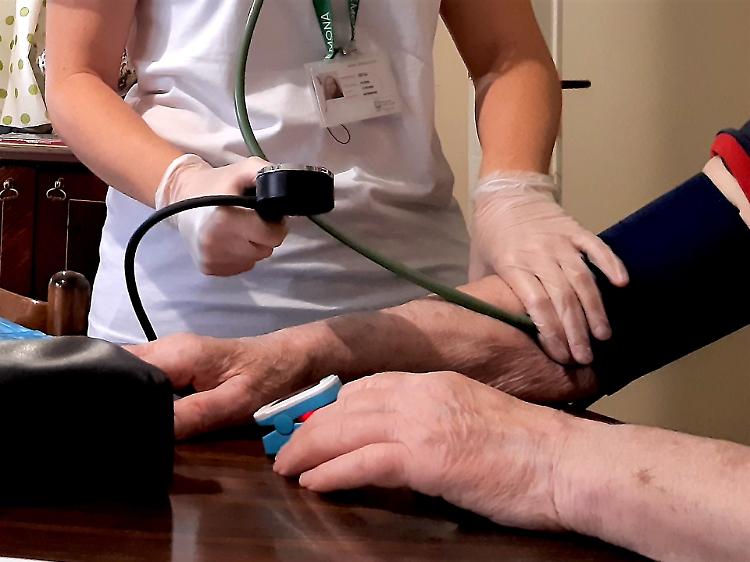 Infermiere di famiglia, servizio potenziato per assistere le persone sole