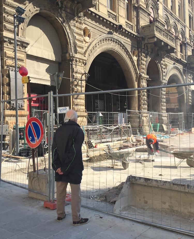 Con l’app dei cantieri l’umarèll guarda dal divano