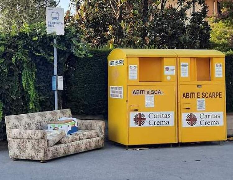Strade come discariche:  tra i rifiuti spunta anche  un divano