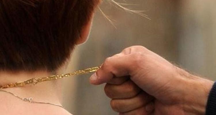 Strappa la collana dal collo di un'anziana, denunciato 48enne