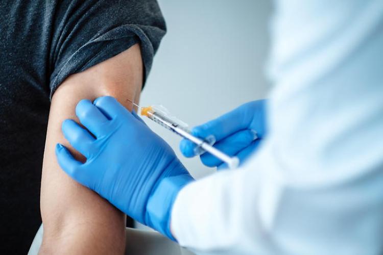Covid come un'influenza, richiamo per gli over 65