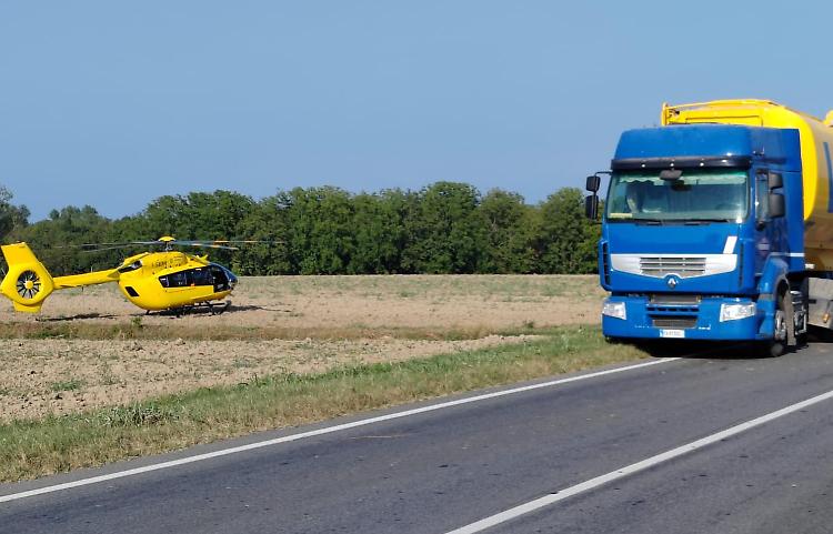Auto contro camion sulla statale: elisoccorso per una 44enne 