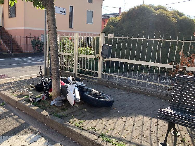 Perde il controllo della moto e sbatte contro una ringhiera, 17enne ferito gravemente