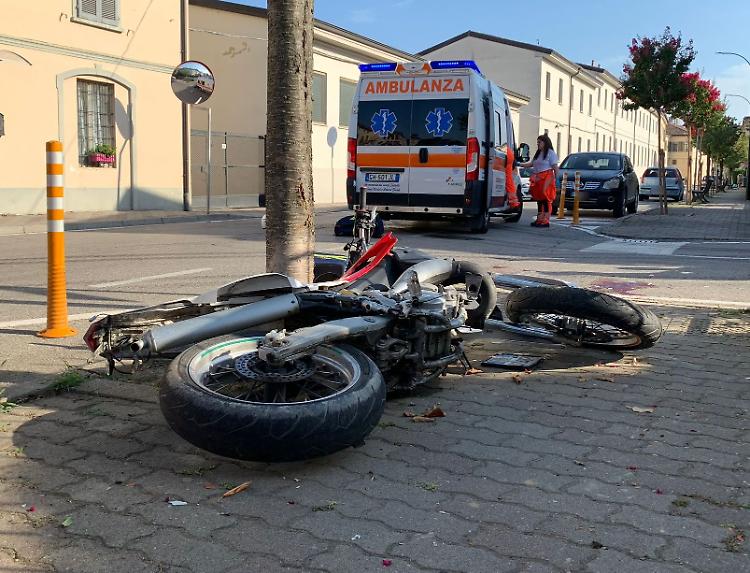 Caduta con la moto, 17enne ancora in prognosi riservata