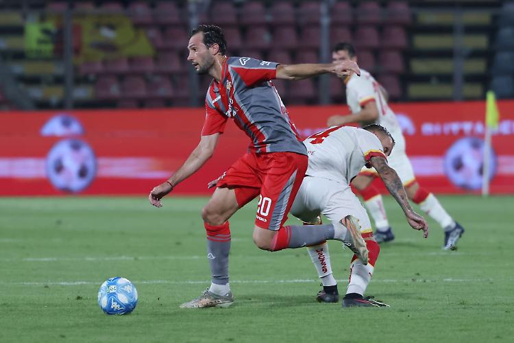 Calcio serie B: la Cremonese non sfonda all'esordio e pareggia con il Catanzaro