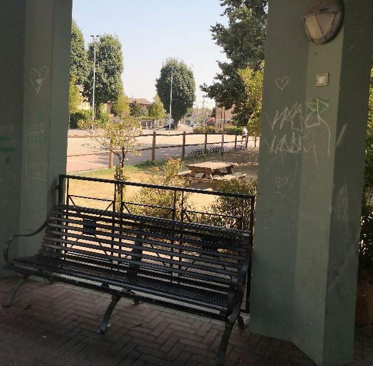 La sera al parco tra caos e molta sporcizia 