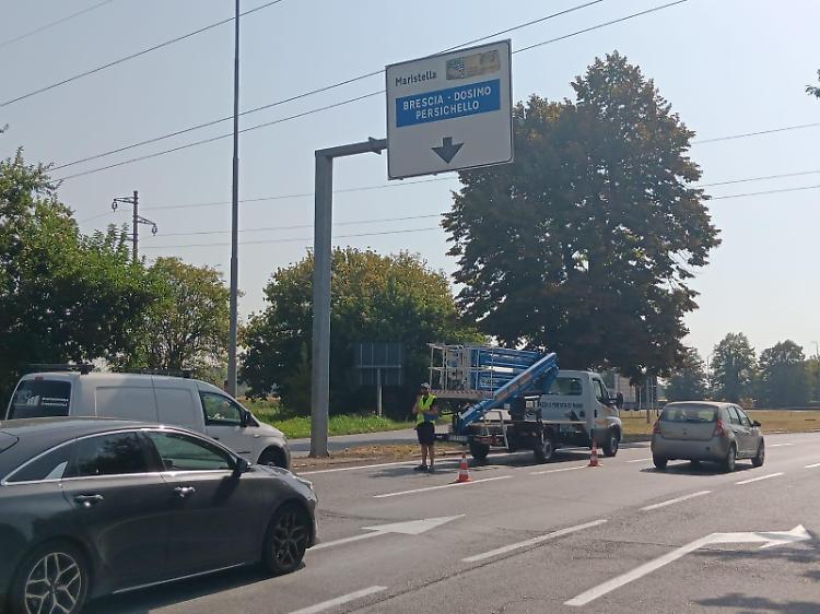 Traffico rallentato in tangenziale per i controlli sui grandi cartelloni