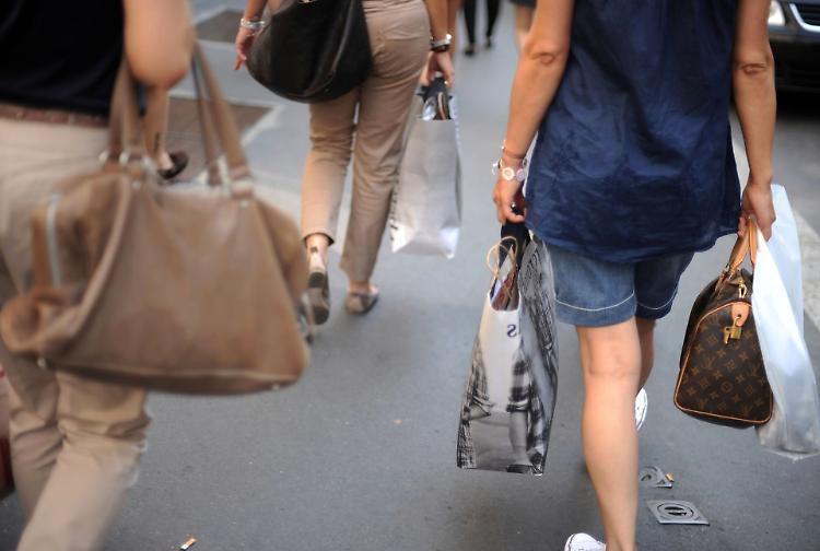 Perde la borsa in centro: ritrovata da due ‘angeli’
