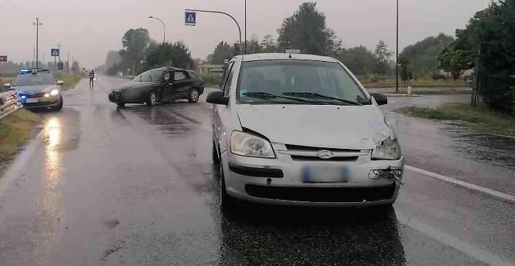 Schianto tra due auto all'incrocio di Marzalengo, tre persone coinvolte