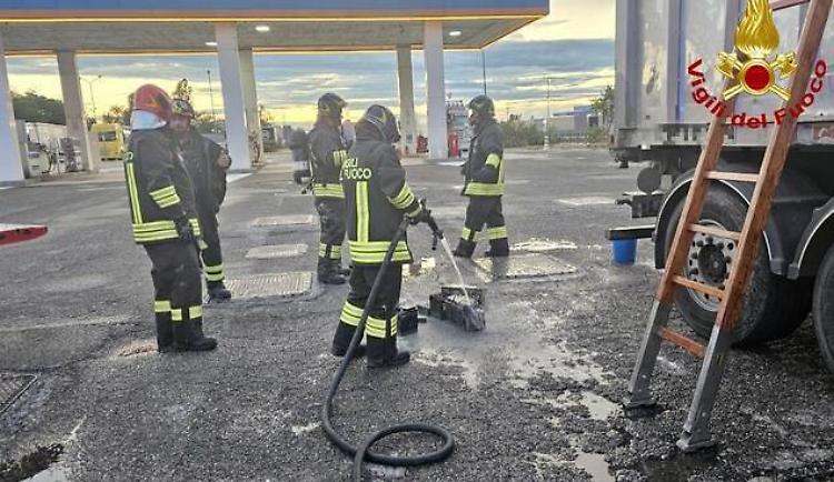 Caorso, camion prende fuoco lungo la A21: pompieri in azione