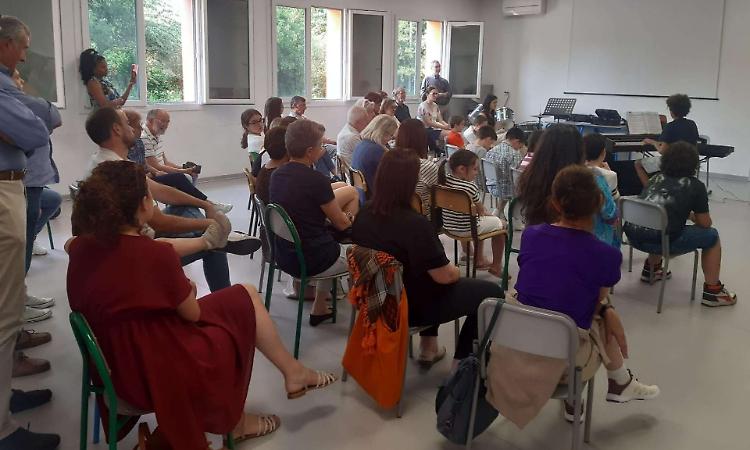 Elementari, rubati gli strumenti dell’Associazione Musicale Artistica: lezioni a rischio