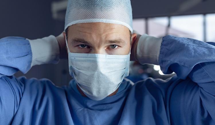 Covid: Bertolaso, in ospedale e Rsa raccomandiamo la mascherina