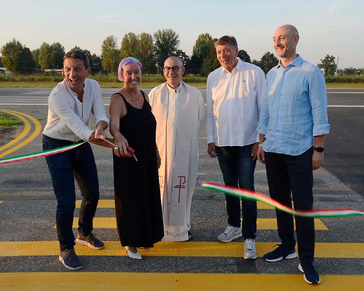 Migliaro, inaugurata la nuova pista: «Oggi si festeggia il volo»