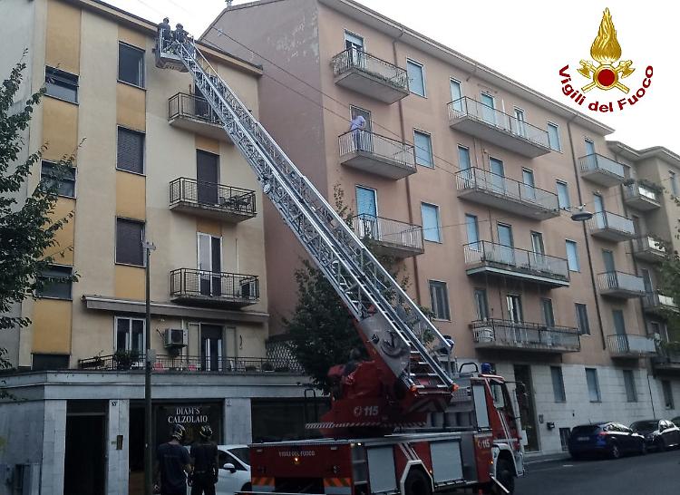 Cadono pezzi di cornicione, intervento dei vigili del fuoco in via Cadore