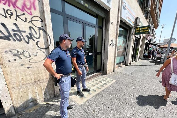 Musicista ucciso a Napoli, maxischermo in piazza per i funerali