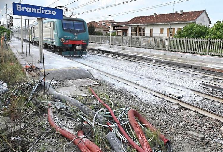 Il video girato da una vittima: 'Se vi dico treno spostatevi' 