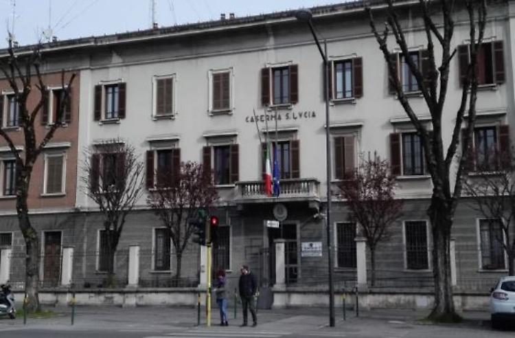 Ruba un dispositivo di illuminazione da un cantiere e tenta di rompere i finestrini delle auto
