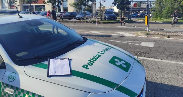 Paura in via Libero Comune, ciclista 30enne incinta investita da un'auto
