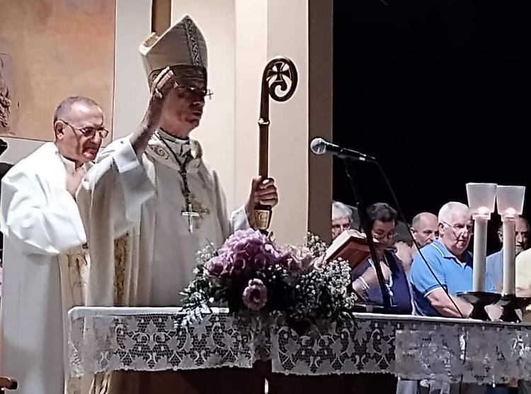  Oratorio del Binengo vestito a festa con il vescovo Daniele Gianotti
