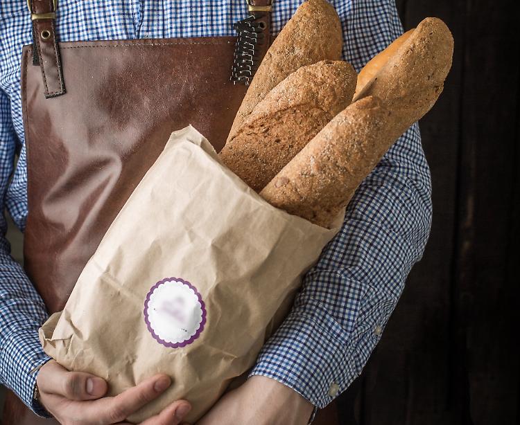 Sacchetti di pane rubati davanti alle case