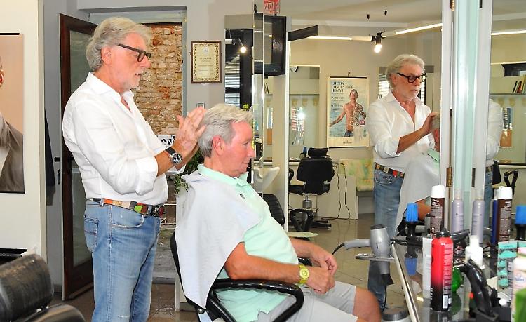 Una vita tra  pettine e forbici: «In pensione, ma mi diverto»