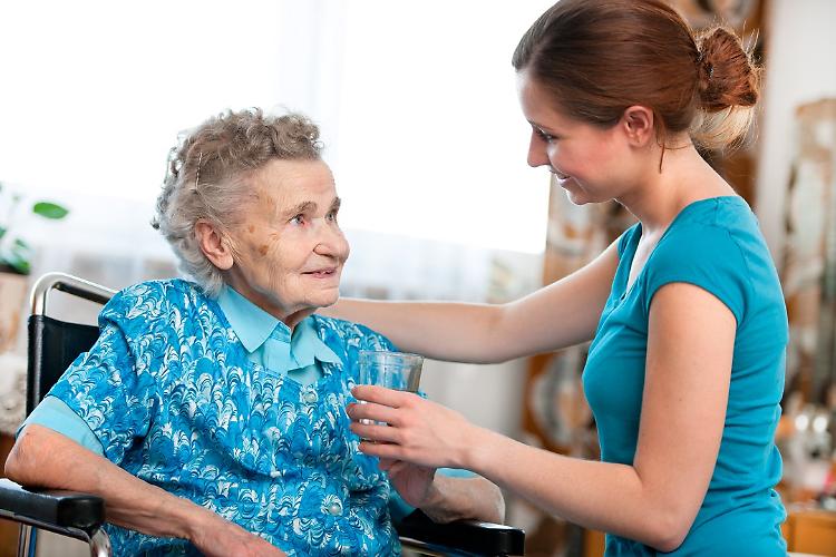 Caregiver familiare: da Regione il fondo dedicato a chi assiste a domicilio un familiare disabile