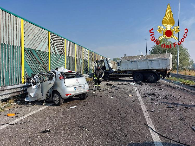 Auto in fiamme, incendio domato dai vigili del fuoco