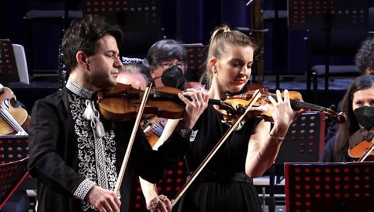 Lei russa, lui ucraino: «Dai nostri violini  musica per la pace» 