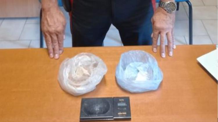 Getta 40 grammi di cocaina ed eroina per scappare dai carabinieri, è caccia
