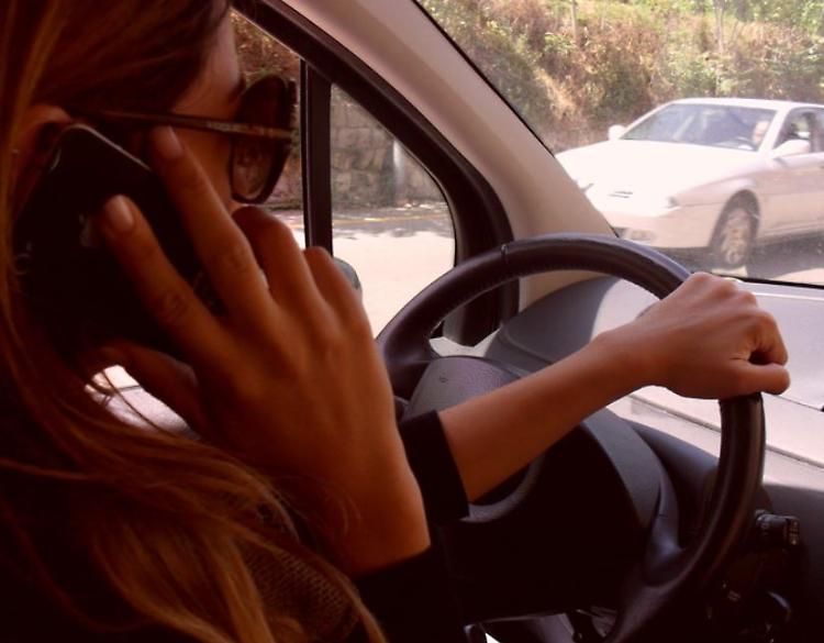Uso dei cellulari alla guida, patente sospesa e multa fino a 2.588 euro