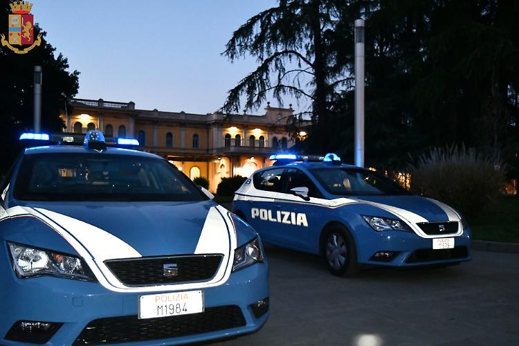 Non si ferma all'alt della polizia, folle fuga in moto e inseguimento: arrestato 40enne