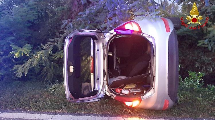 Si ribalta con l'auto lungo la strada per Soresina, paura per un 49enne
